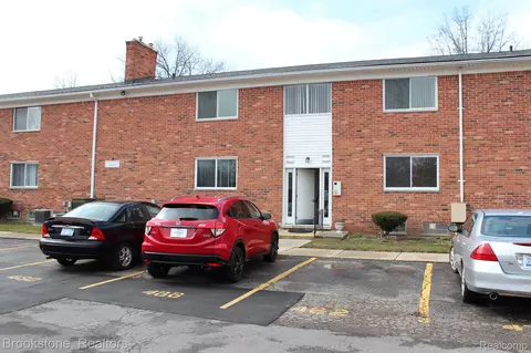 29 Hoover Rd #464, Warren, MI 48093