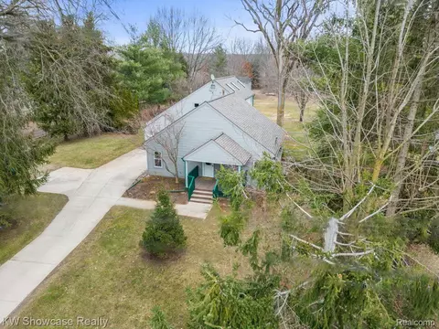 443 Lochaven Rd, Waterford, MI 48327