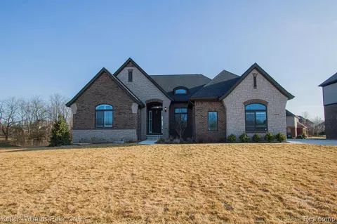 4689 Applewood Ct, Rochester, MI 48306