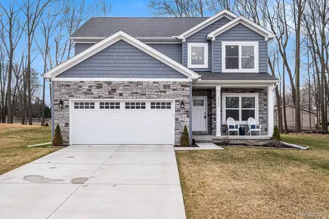 6200 Woodridge Ln, Grand Blanc, MI 48439