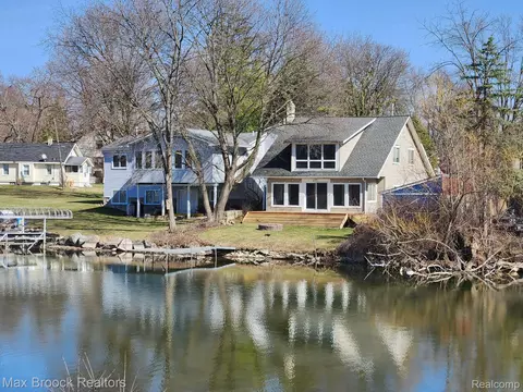 56 Sylvan, Pontiac, MI 48341