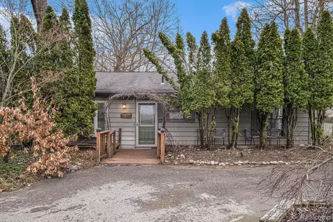 9097 Sherwood Dr, Springfield, MI 48350