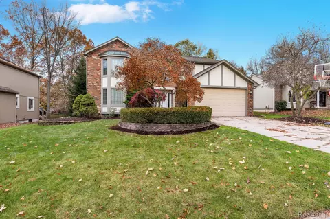 1911 Huntingdon Dr, Wixom, MI 48393