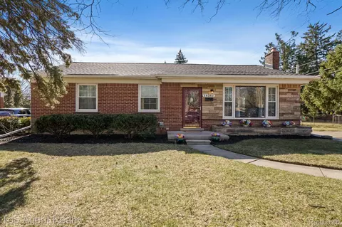16261 Beverly Rd, Beverly Hills, MI 48025