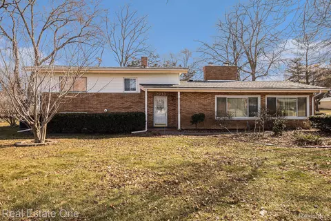 2933 Shawnee Ln, Waterford, MI 48329