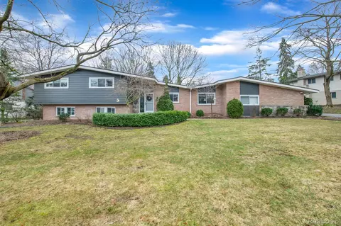 1343 Lake Crescent Dr, Bloomfield Township, MI 48302