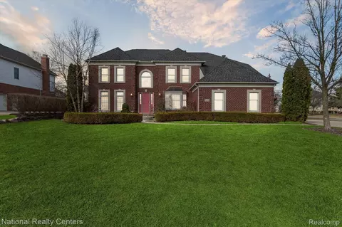 46390 Pinehurst Cir, Northville, MI 48168