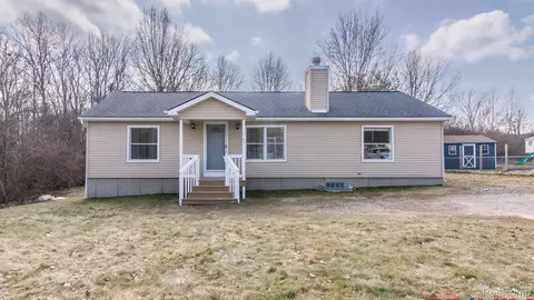 1169 Petts Rd, Fenton, MI 48430