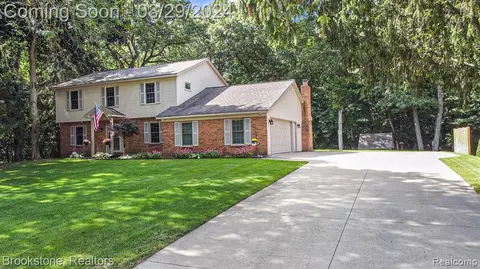 9509 Klais Rd, Clarkston, MI 48348