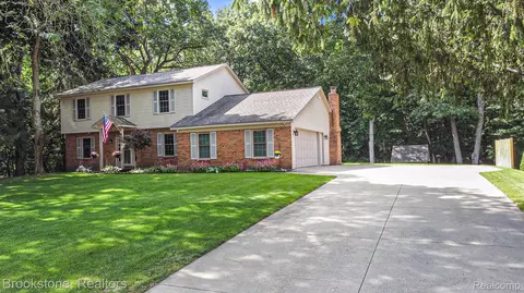 9509 Klais Rd, Independence, MI 48348