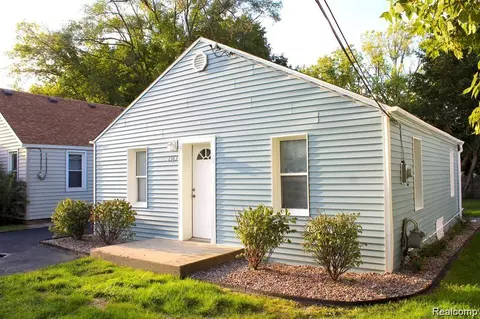 2163 E Mclean Ave, Burton, MI 48529