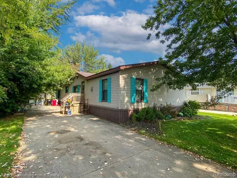 20979 Chienne Ct, Macomb, MI 48044