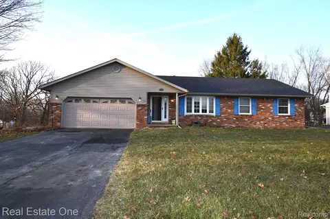 9017 Andrew Dr, Brighton, MI 48114