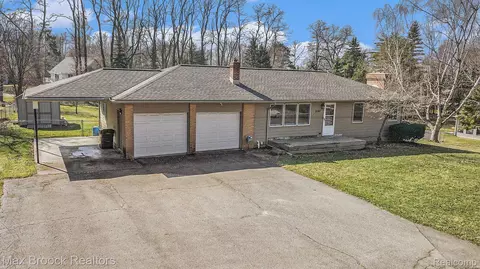2190 Livernois Dr, Oceola, MI 48843