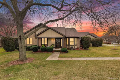 254 Meadow Bridge Dr, Rochester Hills, MI 48307