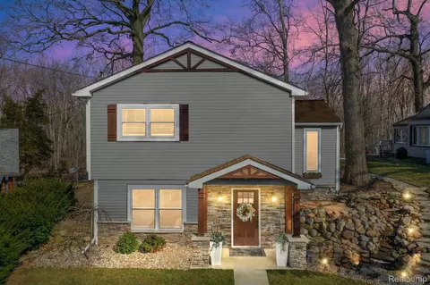 11833 Four Lakes Dr, Green Oak, MI 48178