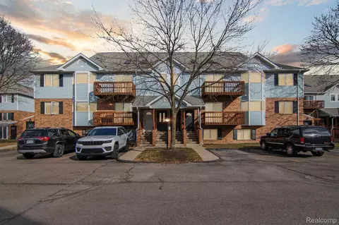 272 Pinewood Dr, Plymouth, MI 48170