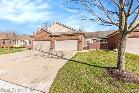 49290 Wayburn Dr, Macomb, MI 48042