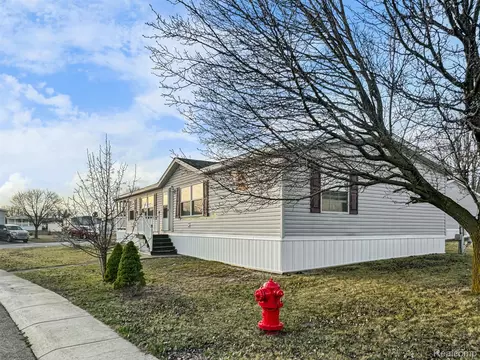 9212 Greentree Dr, Newport, MI 48166