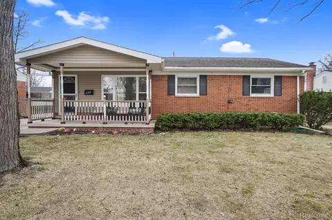 458 Hollywood Dr, Saline, MI 48176