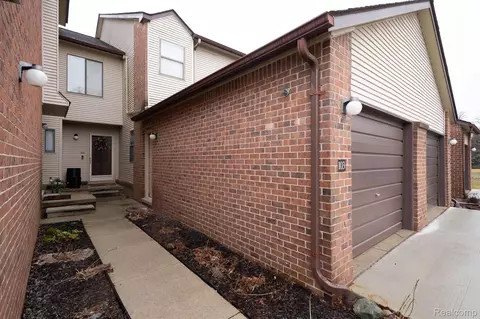 6660 Ridgefield Cir #103, West Bloomfield, MI 48322