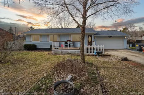 9481 Waite Dr, Tyrone, MI 48430