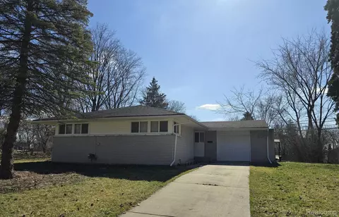 29319 Spring Hill Ln, Southfield, MI 48076