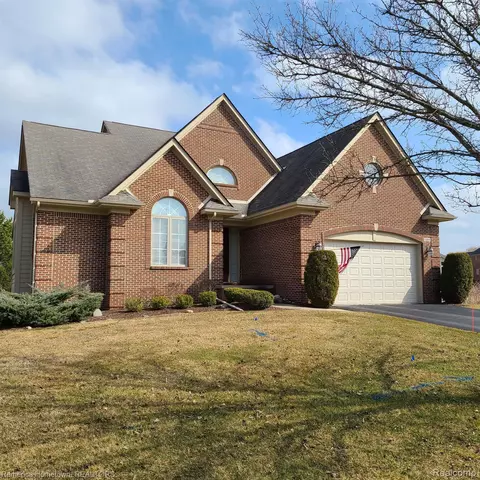 7368 Pine Vista Dr, Genoa, MI 48116