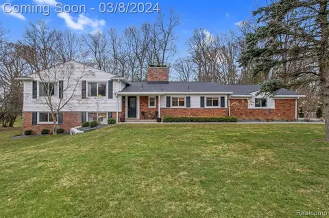 4450 Pine Tree Trl, Bloomfield Hills, MI 48302