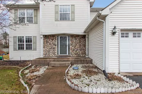 1186 Parkland Rd, Orion, MI 48360
