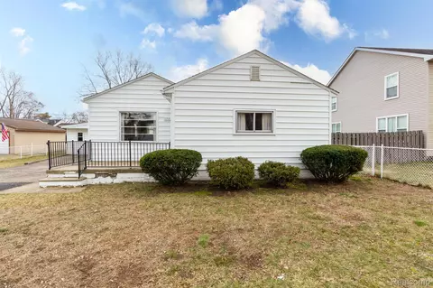 5765 Savoy Dr, Waterford, MI 48327