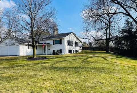 412 3rd St, Fenton, MI 48430