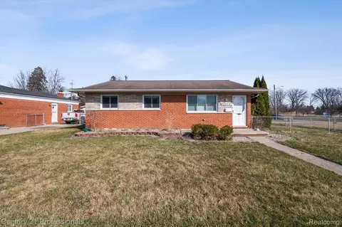 20573 Kemp St, Clinton Township, MI 48035