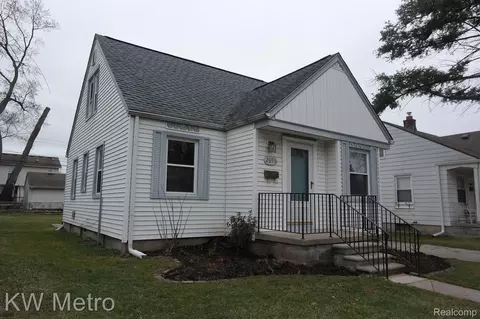 2696 Cumberland Rd, Berkley, MI 48072