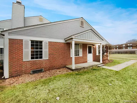 24603 N Meadow Dr, Harrison, MI 48045