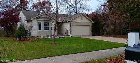 5415 Lockwood Dr, Waterford, MI 48329
