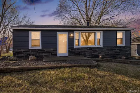 9480 Burson Dr, Brighton, MI 48116