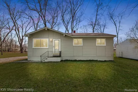 6729 Meadowfield St, West Bloomfield, MI 48324