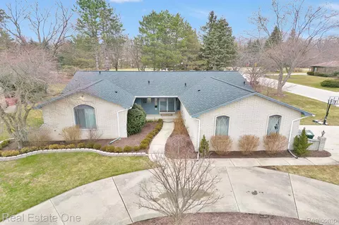 449 Silvervale Dr, Rochester Hills, MI 48309