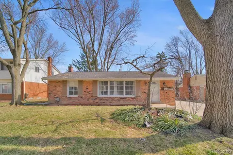 29788 Spring Hill Dr, Southfield, MI 48076