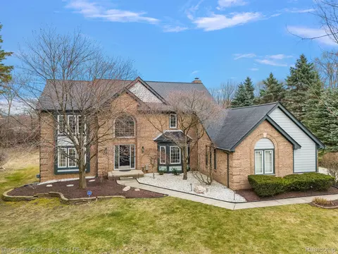 4950 Flower Hill Dr, Troy, MI 48098