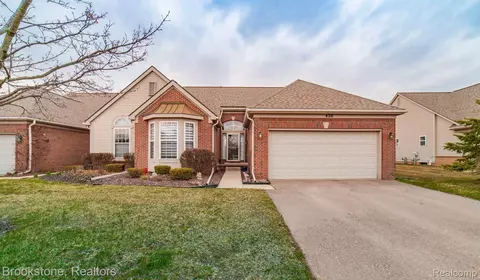 420 Golf Villa Dr, Oxford, MI 48371