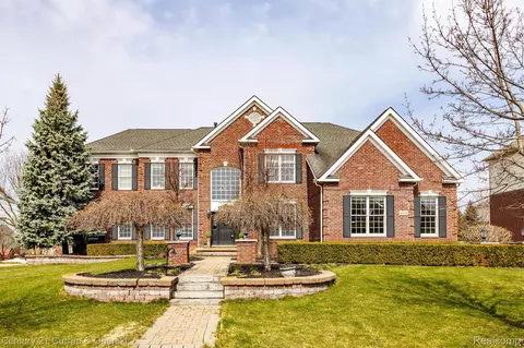 46438 Pinehurst Cir S, Northville, MI 48168