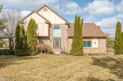 4237 Stison Crest Ct, White Lake, MI 48383