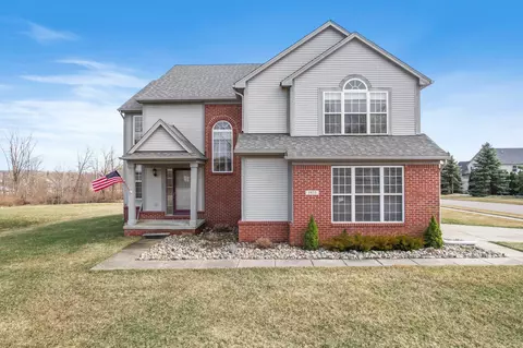 1933 Margie Dr, White Lake, MI 48386