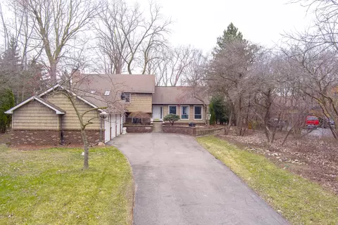 10168 N Loma Cir, Grosse Ile, MI 48138