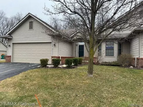6043 Green Ash Dr, Brighton, MI 48116