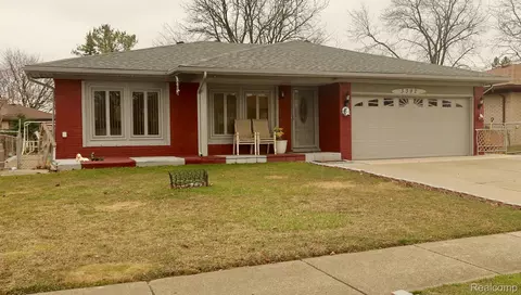 3392 Franklin Park Dr, Sterling Heights, MI 48310