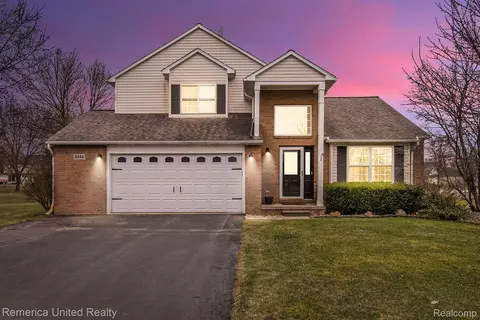 2151 Woodland Ravine Dr, Brighton, MI 48114