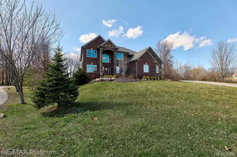 245 Stonebridge Crt Ct, Oxford, MI 48371